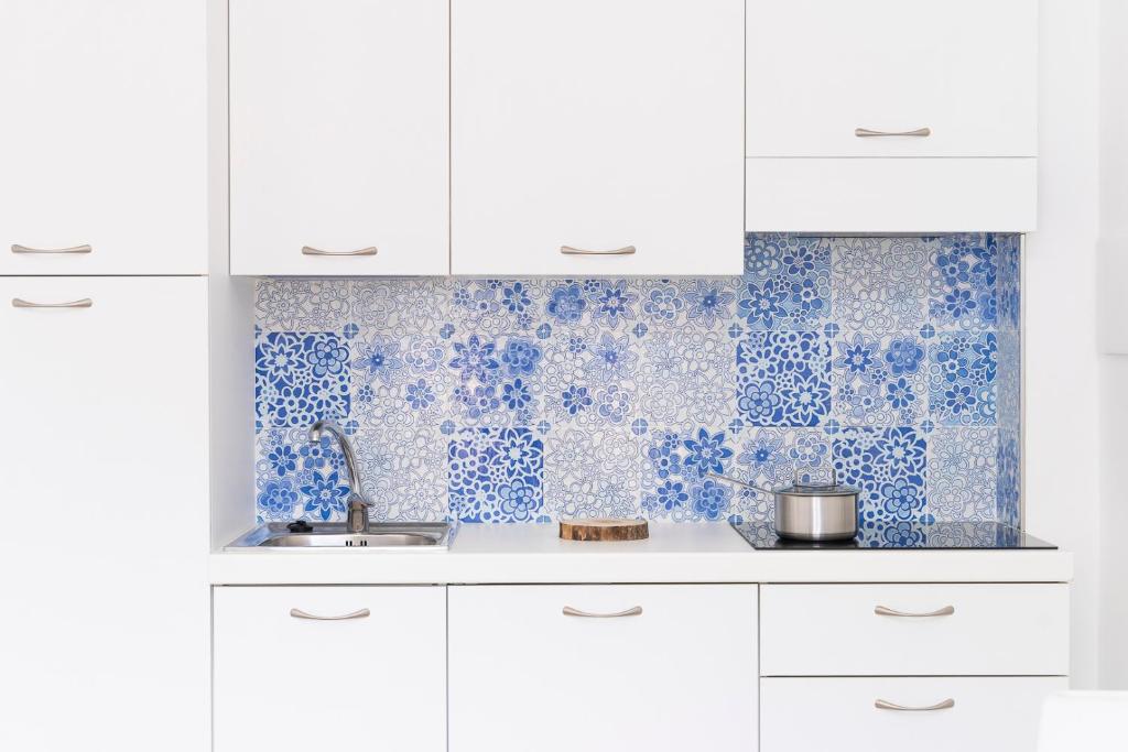 Vita — Cucina con pensili e maioliche