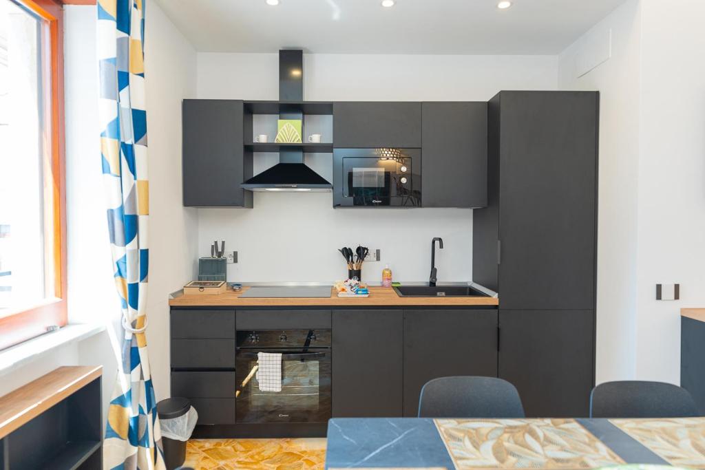 Maiori — Cucina moderna con pensili scuri
