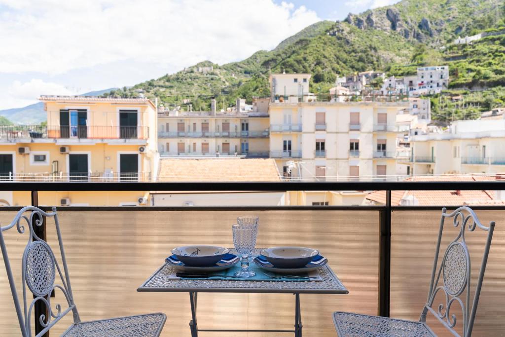 Vita — Balcone con vista sul borgo