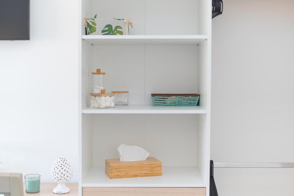 Maiori — Dettaglio libreria e arredo