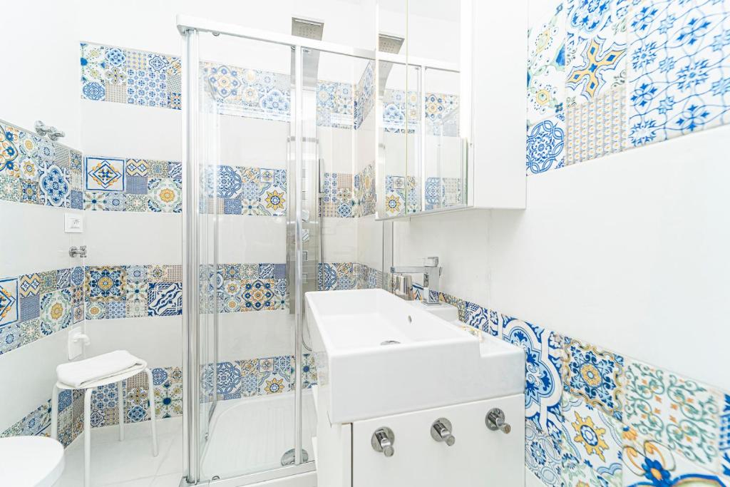 Mauri — Doccia rivestita in mosaico