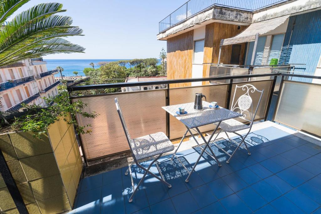 Vita — Terrazzino con tavolino