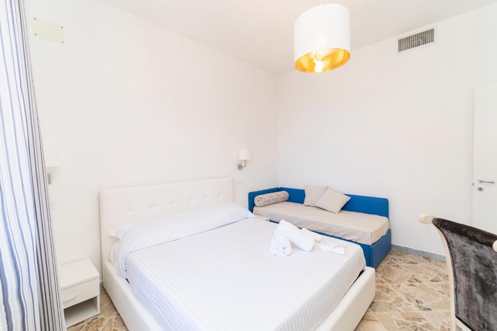 Mauri — Camera matrimoniale con base letto blu