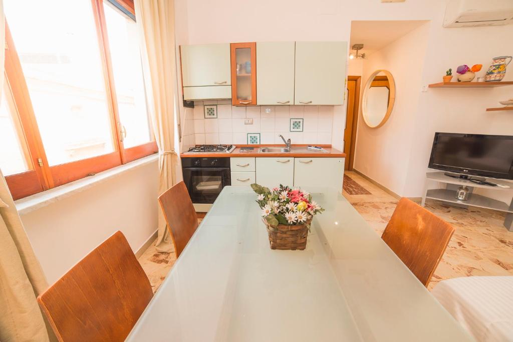 Ravello — Cucina con piano cottura e forno