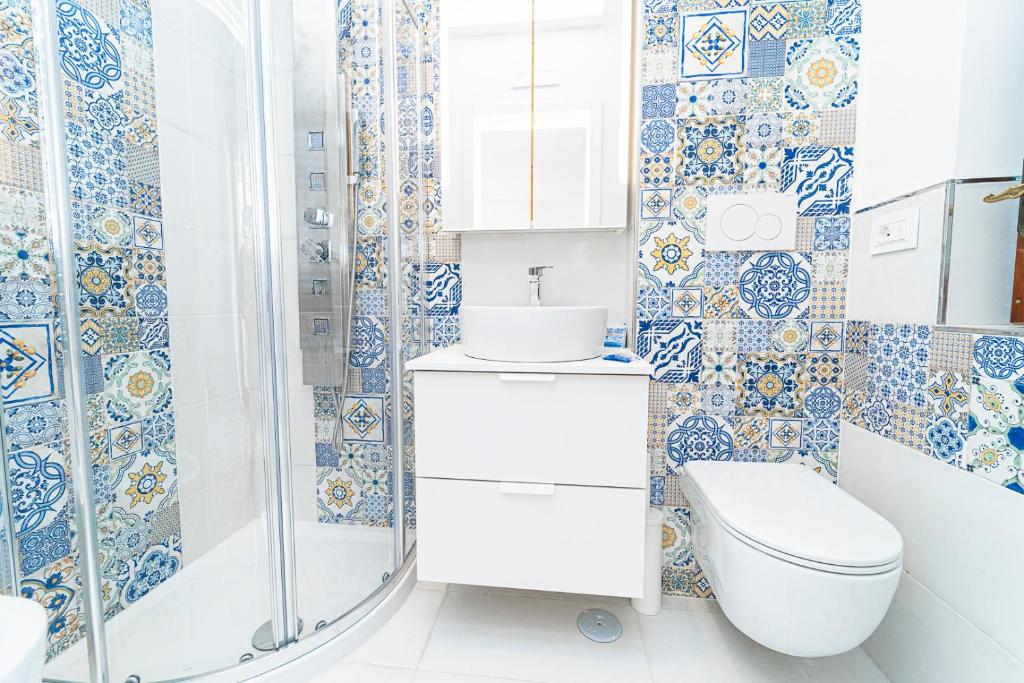 Dolce — Bagno con doccia e ceramiche blu