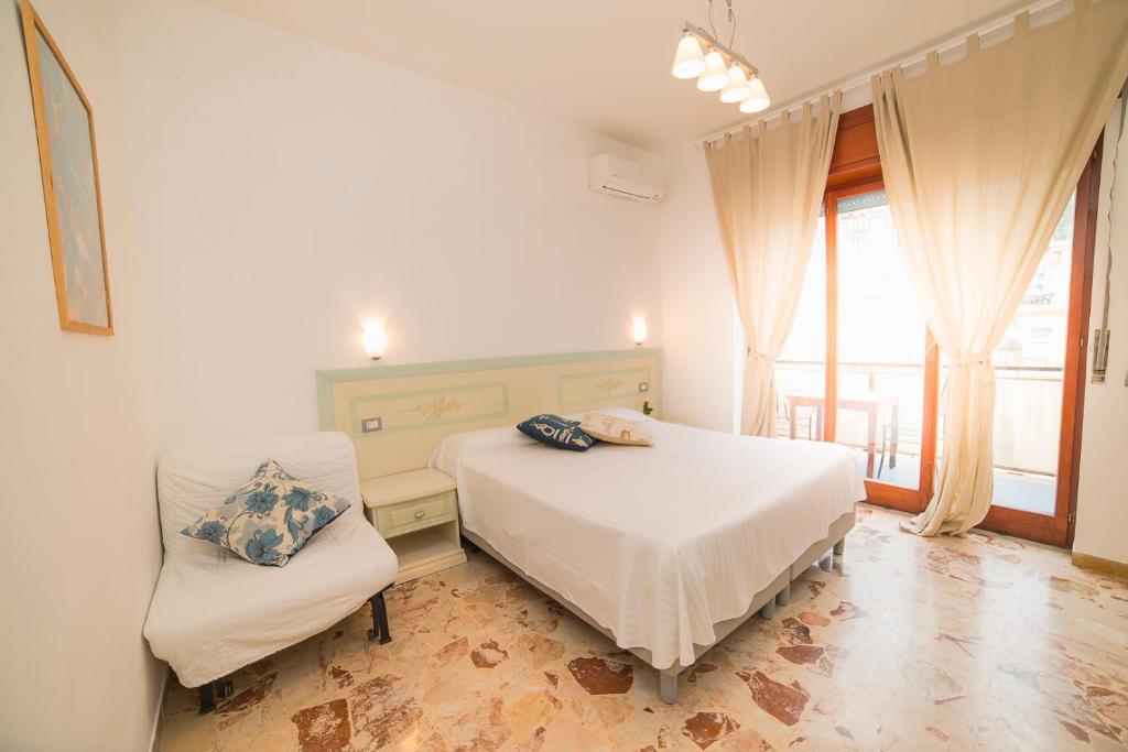 Ravello — Letto matrimoniale con testiera decorata