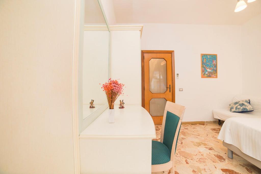 Ravello — Ingresso con specchio e fiori