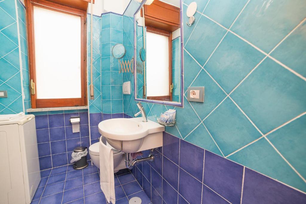 Ravello — Lavabo con ceramiche blu di Vietri