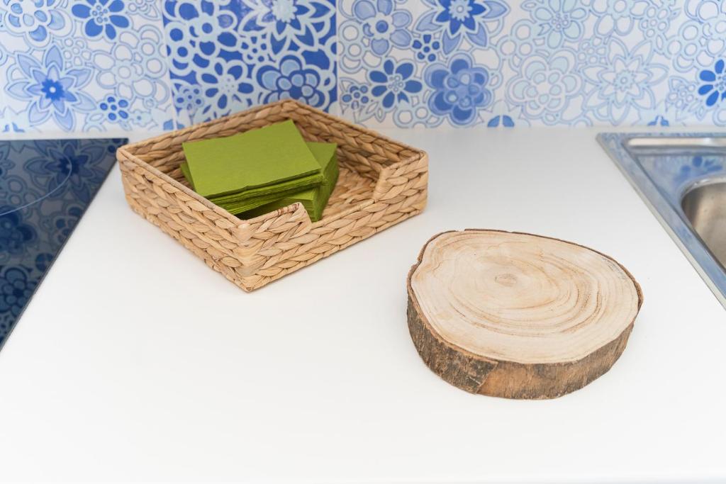 Vita — Dettaglio piastrelle blu e ceramiche