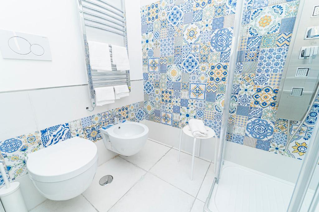 Mauri — Bagno con sanitari e maioliche