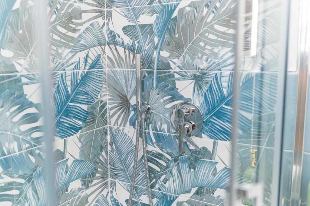 Maiori — Bagno con piastrelle blu palme