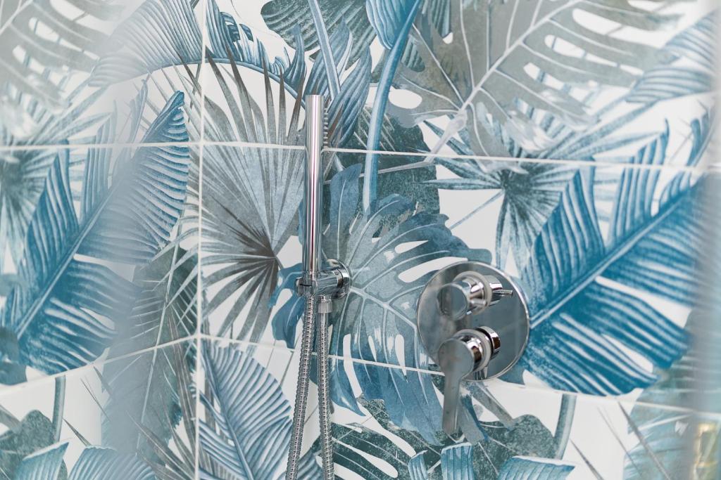 Maiori — Bagno con doccia a mosaico tropicale