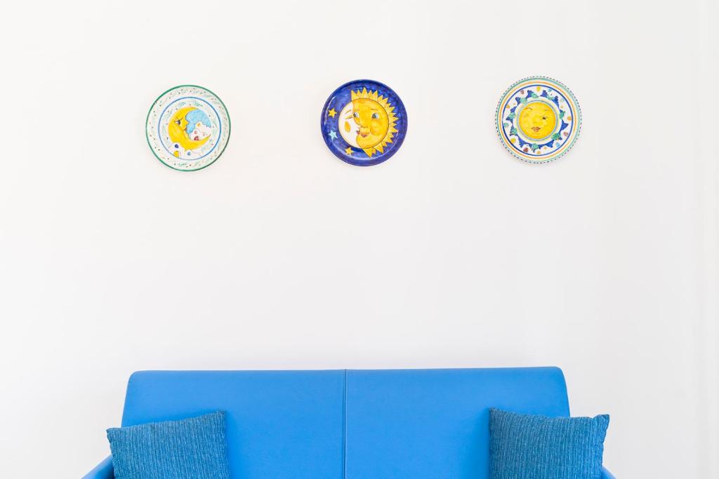 Mauri — Divanetto con base blu