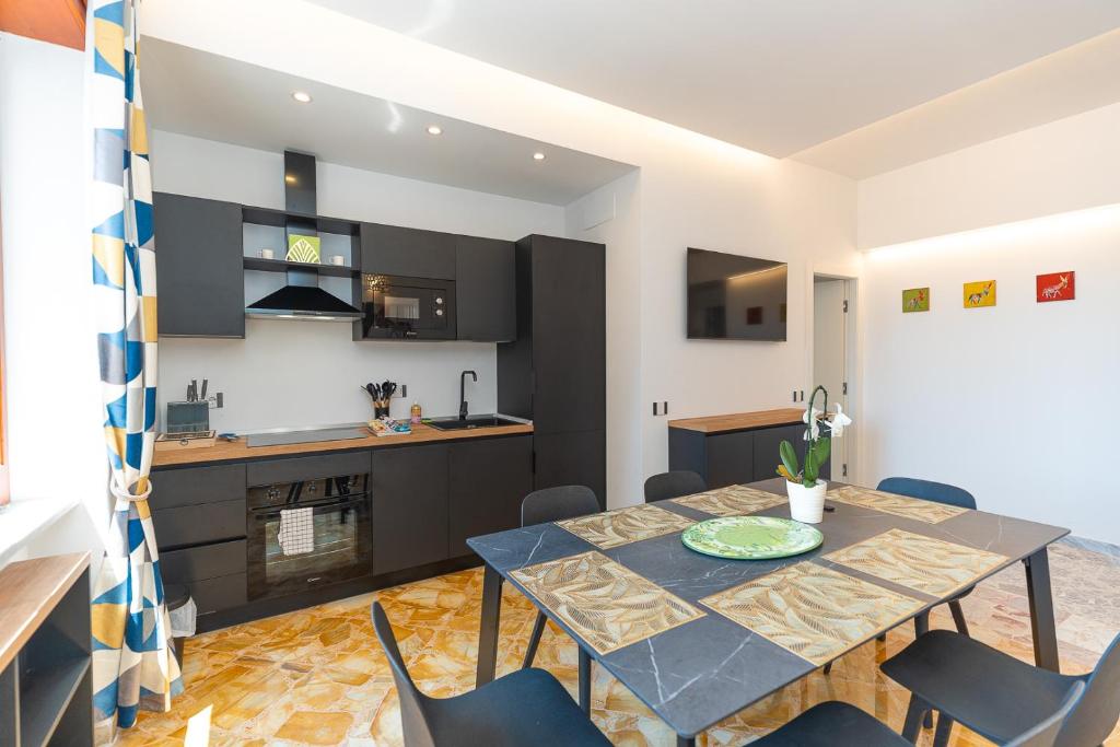 Maiori — Cucina e tavolo da pranzo