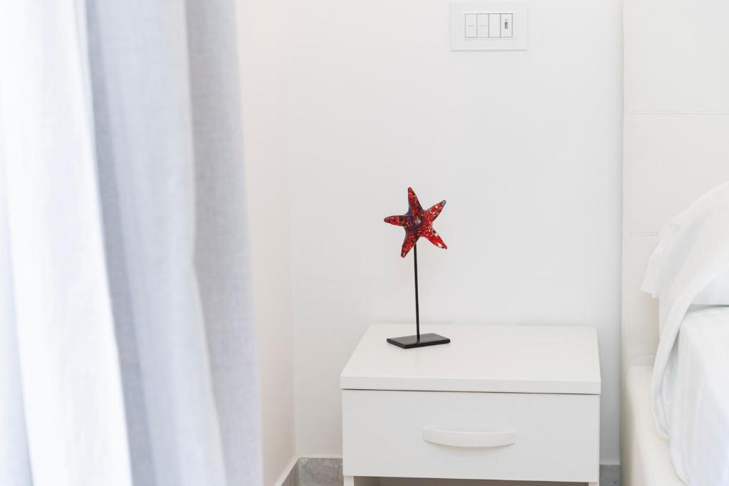 Vita — Comodino con dettagli stellati
