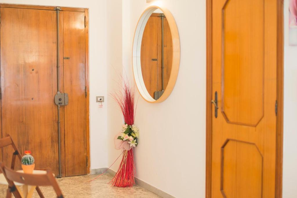 Ravello — Specchio ovale e dettagli d'arredo