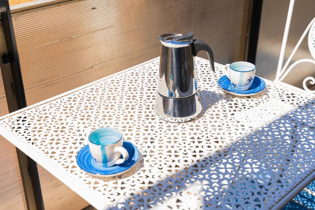 Dolce — Moka e tazzine sul tavolo