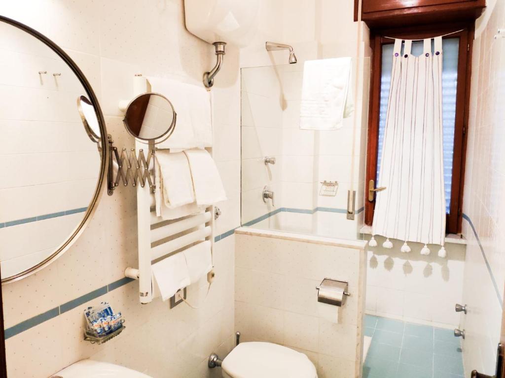 Atrani — Dettaglio bagno con specchio e portasciugamani