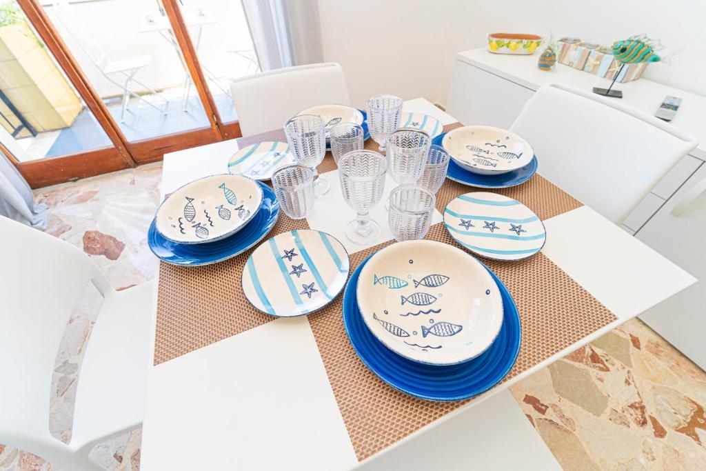 Mauri — Tavolo con piatti decorati