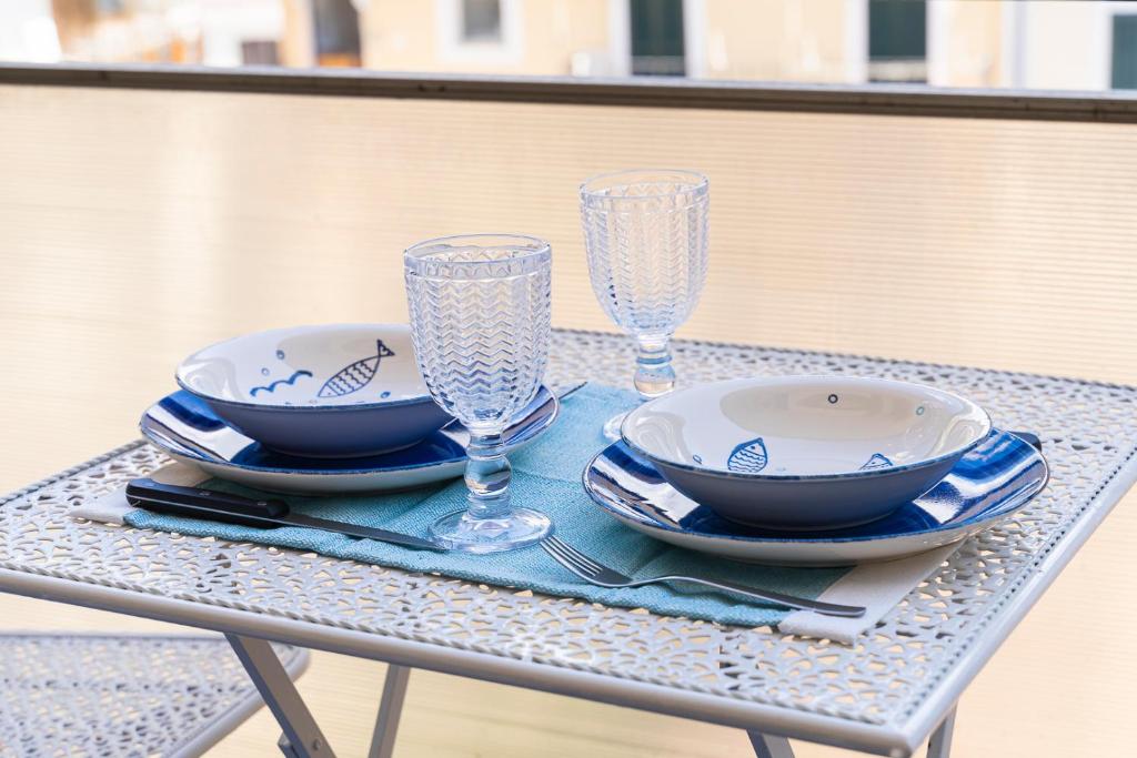Mauri — Tavolo apparecchiato con piatti blu