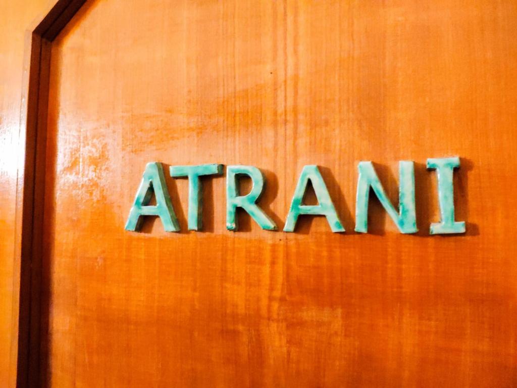 Atrani — La targa Atrani sulla porta